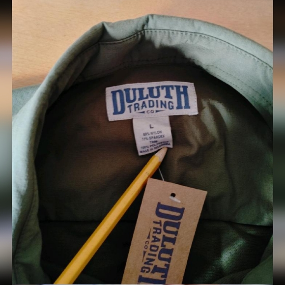 NWT Duluth Trading Co water resistant nylon snap button over-shirt - Picture 4 of 6